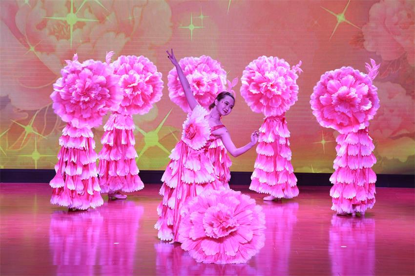 MK体育2019年度工作动员大会---舞蹈《花开树恩》