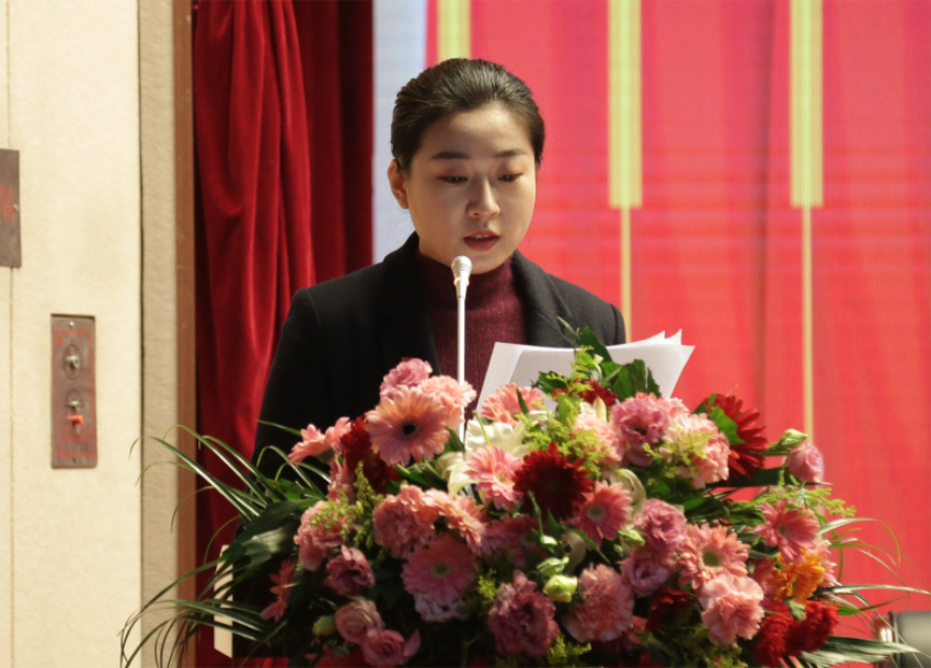MK体育第一届党委班子选举大会---于丽娜同志宣读大会关于通过党委和纪委报告的决议
